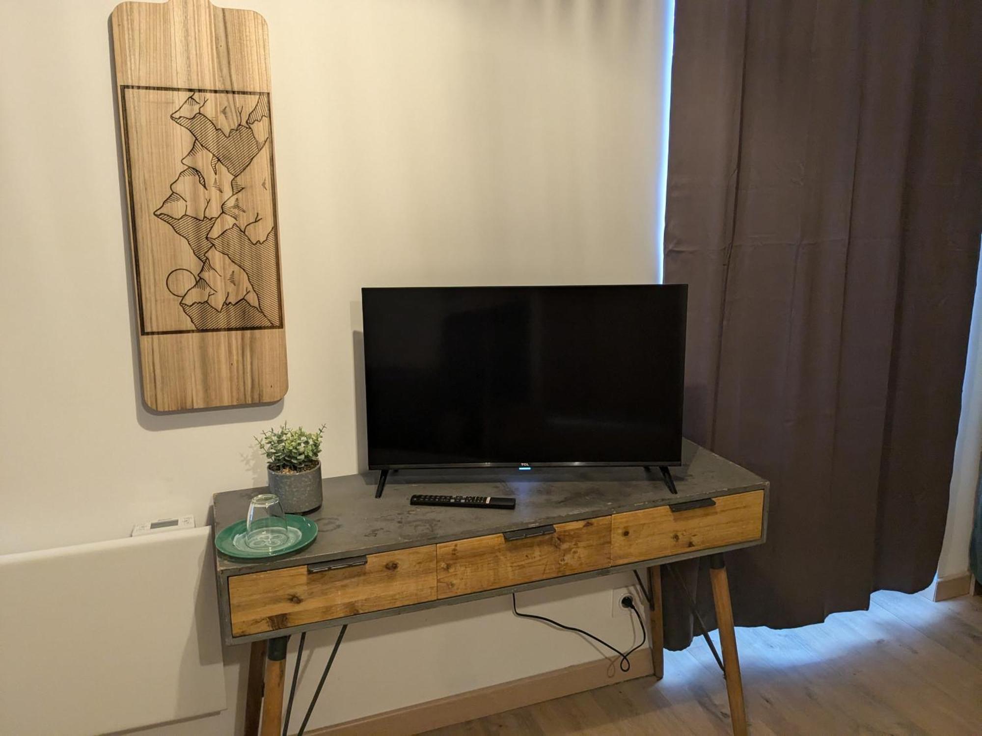 Chez Cornelia Bed & Breakfast Естан Екстериор снимка