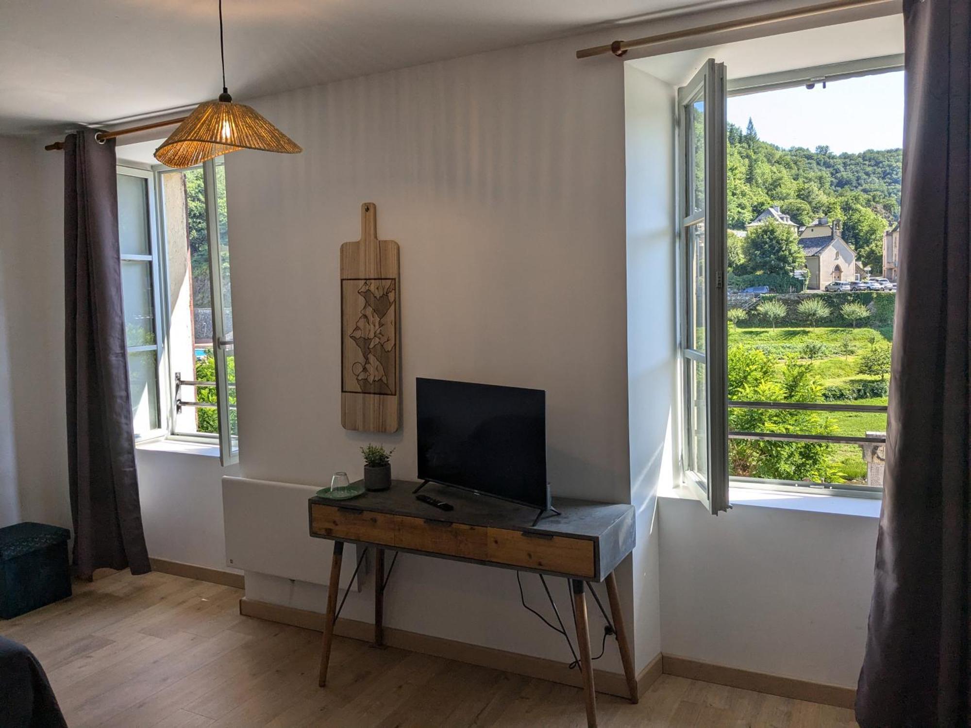 Chez Cornelia Bed & Breakfast Естан Екстериор снимка