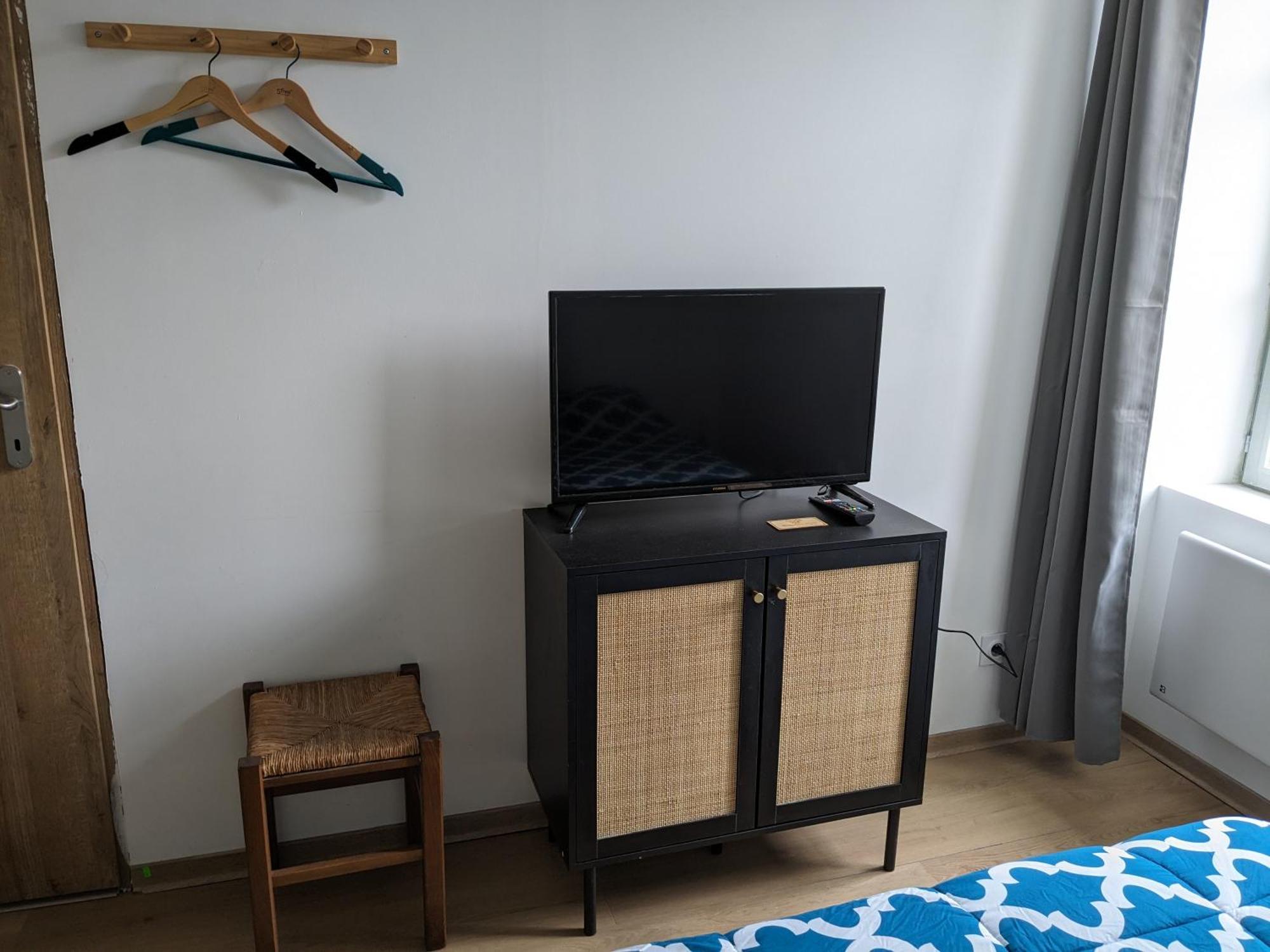 Chez Cornelia Bed & Breakfast Естан Екстериор снимка